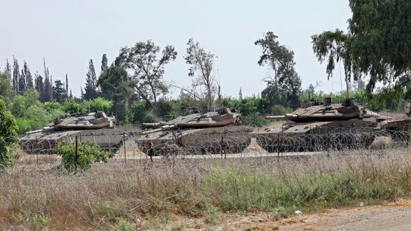 Israeli army Mercava tanks are pictured on the Israel-Gaza border on July 5, 2022. - Sputnik Mundo