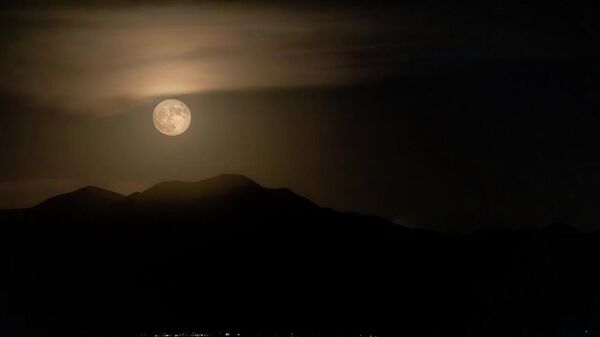 Luna llena de julio 2022 sobre Santa Clarita, California. - Sputnik Mundo