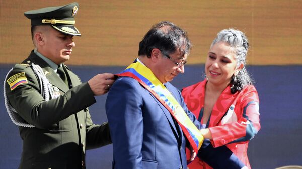 Gustavo Petro toma posesión como nuevo presidente de Colombia, en una ceremonia celebrada en la Plaza de Bolívar, en Bogotá. - Sputnik Mundo