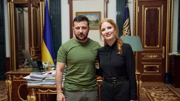 El presidente de Ucrania, Volodímir Zelenski, con la actriz de Hollywood Jessica Chastain. - Sputnik Mundo