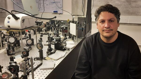 Rodrigo Vivencio en el laboratorio de la FCFM - Sputnik Mundo