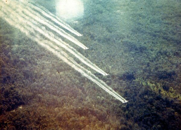Como parte de su programa de guerra química en la operaón Ranch Hand, la Fuerza Aérea de EEUU roció el defoliante Agente Naranja durante la Guerra de Vietnam. En la foto: los aviones UC-123B rocían con las sustancias tóxicas un bosque en Vietnam. - Sputnik Mundo