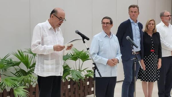 El canciller colombiano, Álvaro Leyva, y su par cubano, Bruno Rodríguez, en la Habana - Sputnik Mundo
