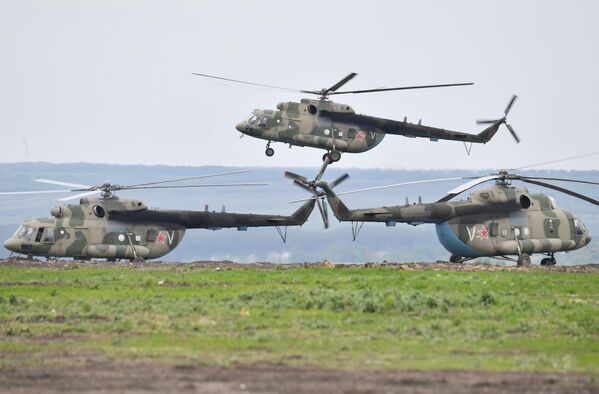 Hoy en día, la experiencia colectiva de la Fuerza Aeroespacial les ayuda a los pilotos rusos a cumplir su misión en la operación militar especial en Donbás y Ucrania.En la foto: tres helicópteros Mi-8ATSh en un aeródromo de la Fuerza Aeroespacial rusa en el frente ucraniano. - Sputnik Mundo