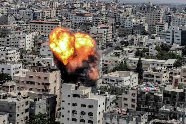 Llamas voraces de fuego se observaban en la ciudad tras los ataques israelíes en la Franja de Gaza. Los bombardeos empezaron el 5 de agosto y dejaron decenas de víctimas mortales, entre ellas civiles. - Sputnik Mundo