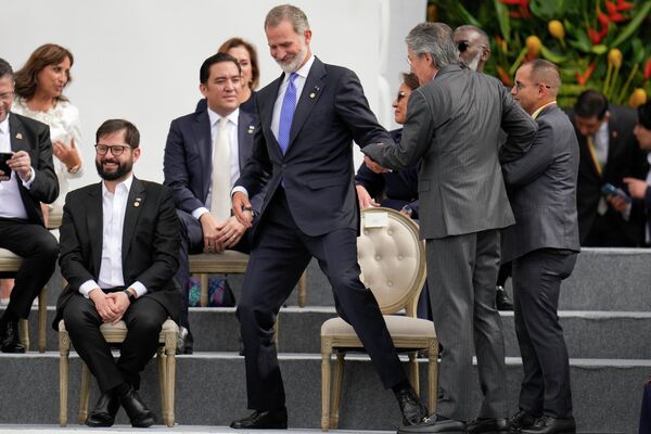 El presidente ecuatoriano, Guillermo Lasso (a la derecha), el rey de España, Felipe VI (en el centro), y el presidente chileno, Gabriel Boric (a la izquierda), durante la ceremonia de toma de posesión del nuevo presidente de Colombia, Gustavo Petro. - Sputnik Mundo