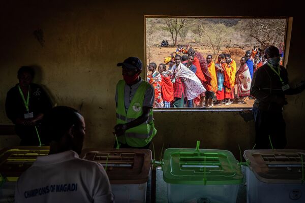 Los masái hacen cola en un colegio electoral del distrito de Kajiado durante las elecciones presidenciales de Kenia. - Sputnik Mundo