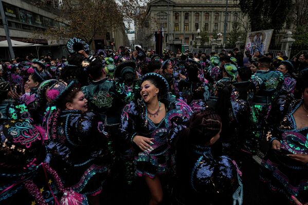 Los bolivianos residentes en Chile celebraron el Día de la Independencia de Bolivia con bailes folklóricos en el centro de Santiago. - Sputnik Mundo