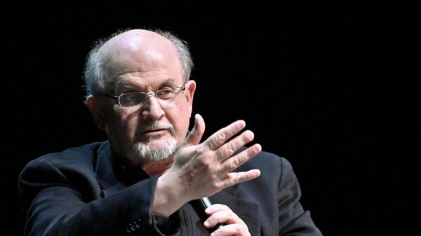 Salman Rushdie, el escritor británico-estadounidense de origen indio   - Sputnik Mundo