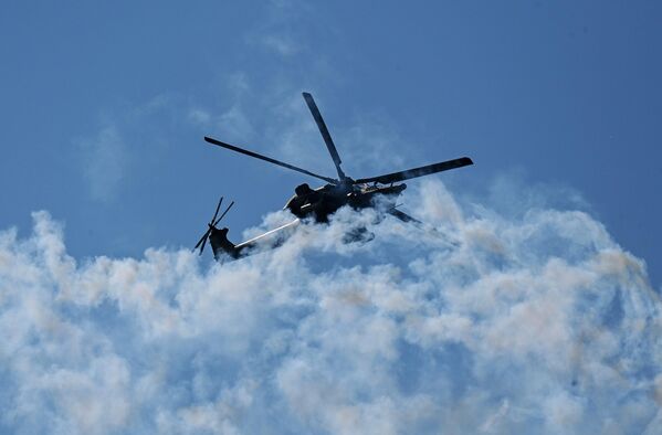 En la exhibición aérea participaron no solo los aviones, sino también los helicópteros, como los Mi-28N Cazador Nocturno (en la foto). - Sputnik Mundo