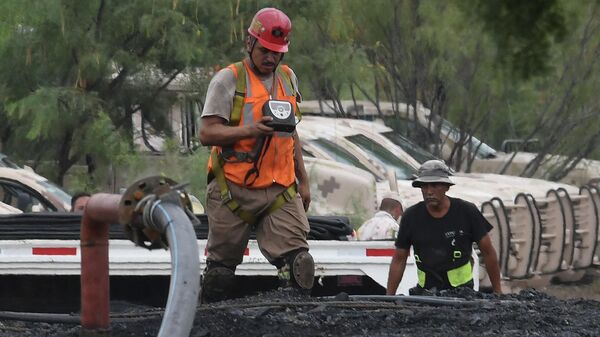 Operación del rescate de 10 mineros en México - Sputnik Mundo