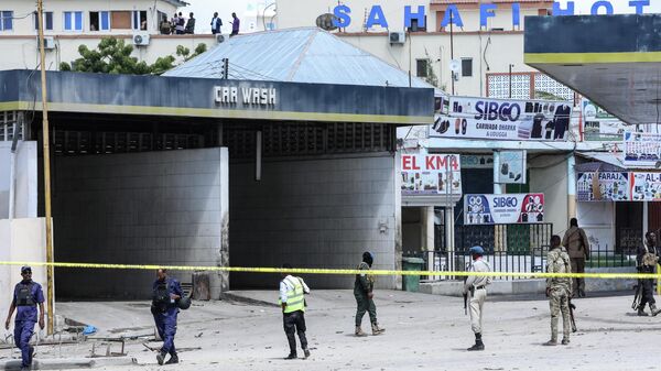 Patrulla en el lugar de las explosiones en  Mogadiscio - Sputnik Mundo