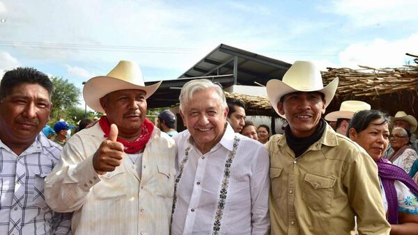 El presidente Andrés Manuel López Obrador reunido con indígenas en Sonora, norte de México. - Sputnik Mundo