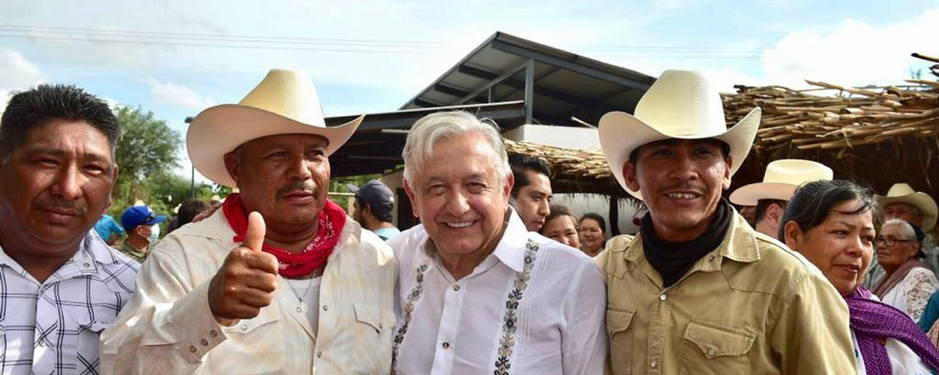 El presidente Andrés Manuel López Obrador reunido con indígenas en Sonora, norte de México. - Sputnik Mundo, 1920, 22.08.2022