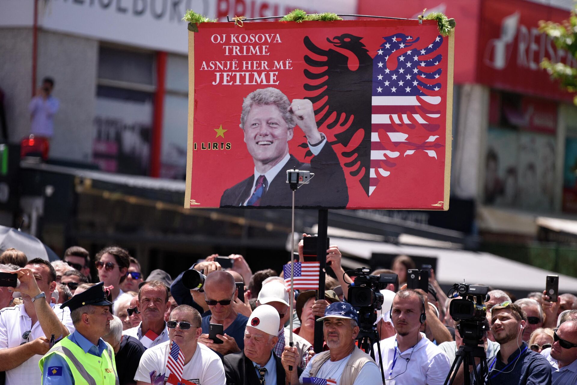 Ciudadanos albaneses cargan un letrero a favor de Bill Clinton en 2019, como parte del 20 aniversario de la intervención de la OTAN en Kosovo por la guerra contra Serbia - Sputnik Mundo, 1920, 23.08.2022