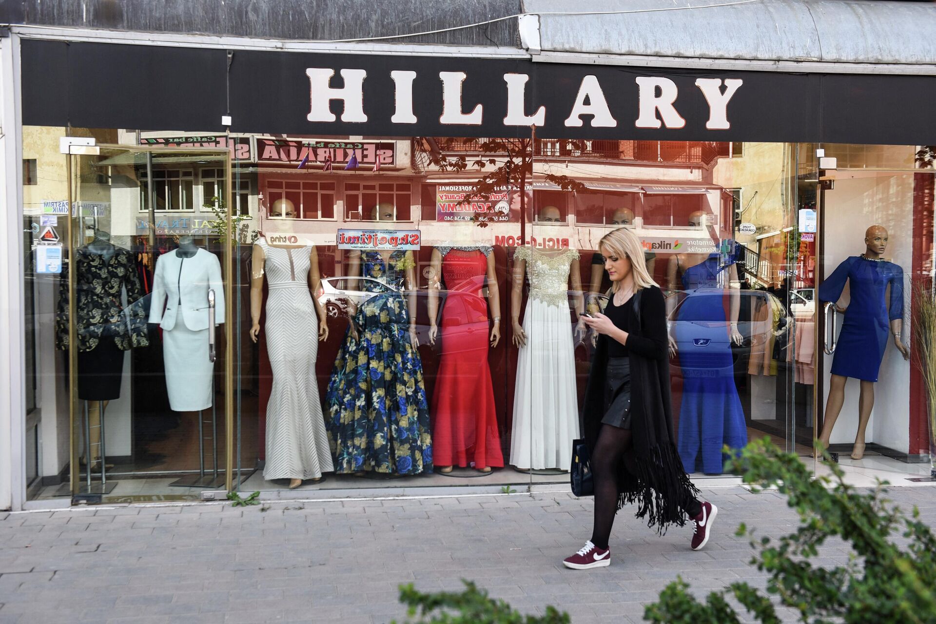 Una tienda boutique Hillary en la capital de Kosovo - Sputnik Mundo, 1920, 23.08.2022