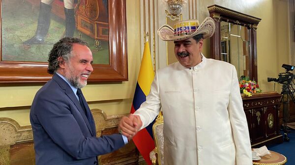 El presidente de Venezuela, Nicolás Maduro, recibió al embajador designado de Colombia en Caracas, Armando Benedetti - Sputnik Mundo