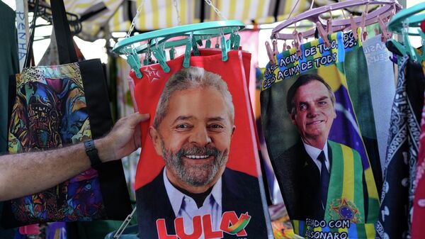 Retratos del expresidente brasileño Luiz Inácio Lula da Silva (2003-2011) y el actual mandatario, Jair Bolsonaro, en unas bolsas - Sputnik Mundo