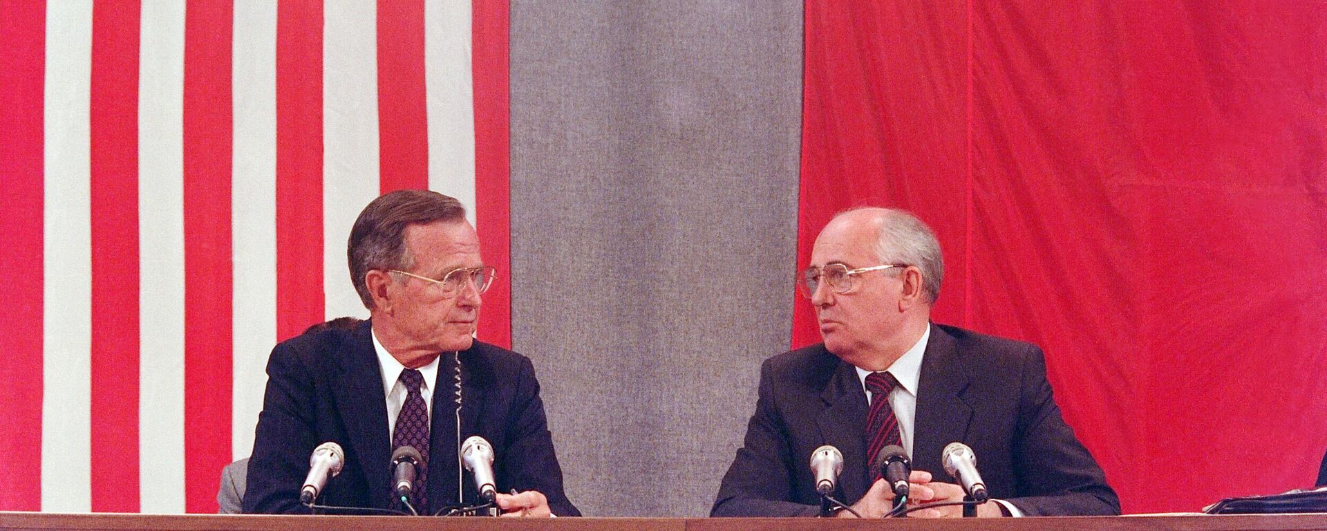 El presidente de EEUU, George Bush, y su homólogo soviético, Mijaíl Gorbachov, durante su conferencia de prensa conjunta el 31 de julio de 1991 en Moscú.  - Sputnik Mundo, 1920, 31.08.2022