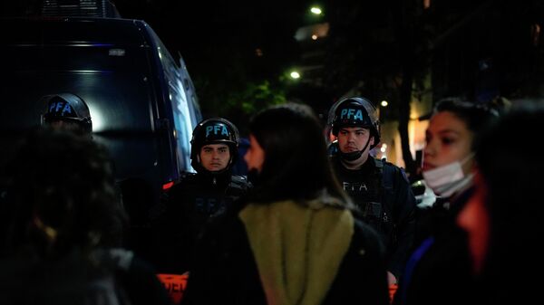 La Policía argentina frente a la residencia de la vicepresidenta Cristina Fernández luego de que un hombre intentara asesinarla - Sputnik Mundo
