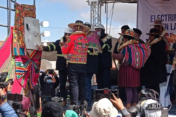 El Gobierno boliviano lleva electricidad a comunidades indígenas del altiplano - Sputnik Mundo
