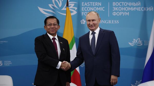 El primer ministro birmano, Min Aung Hlaing, y el presidente de Rusia, Vladímir Putin - Sputnik Mundo