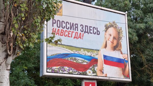 Una cartelera en Jersón que dice Rusia aquí para siempre - Sputnik Mundo