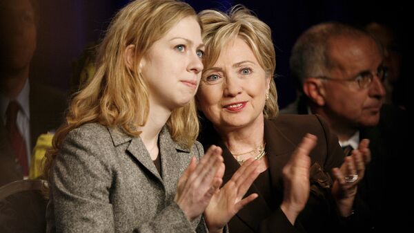 Chelsea Clinton y Hillary Clinton - Sputnik Mundo