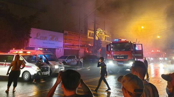 Incendio en un club de karaoke, en la ciudad de Thuan An, Vietnam - Sputnik Mundo