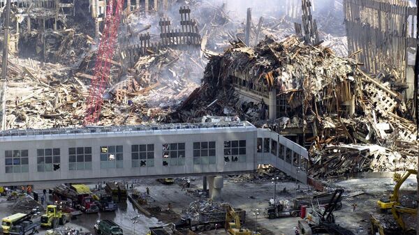 Вид сверху на разрушения после атаки на Всемирный торговый центр в США  - Sputnik Mundo