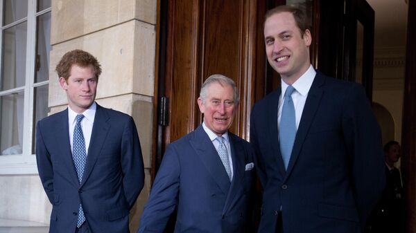 Carlos III, en el centro, con sus hijos el príncipe William, a la derecha, y el príncipe Harry - Sputnik Mundo