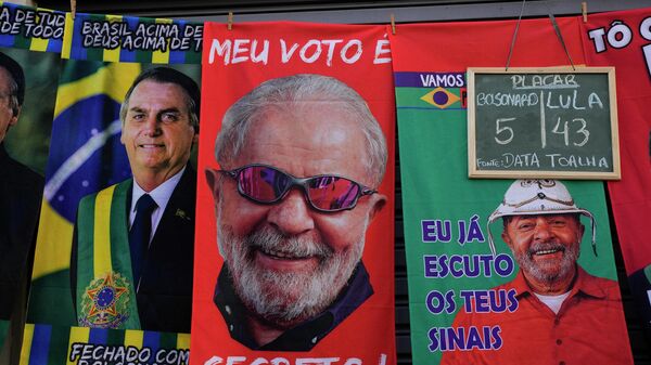 Retratos de Lula y Bolsonaro en unos carteles  - Sputnik Mundo