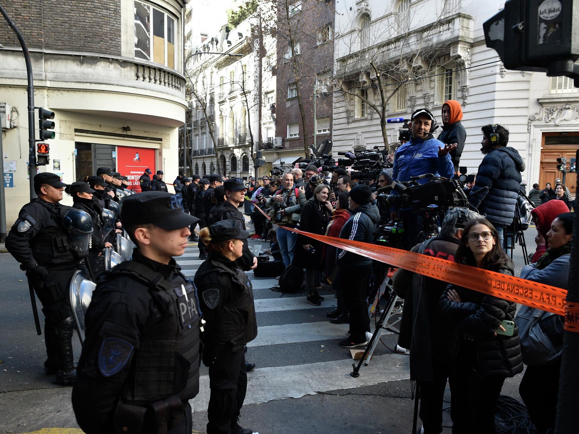 протесты в аргентине. столкновение с полицией арт. аргентина безопасность. ситуация в аргентине сейчас. диего марадона полиция.