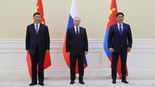 El presidente chino, Xi Jinping, el mandatario ruso, Vladímir Putin, y el presidente mongol, Ukhnaagiin Khurelsukh - Sputnik Mundo