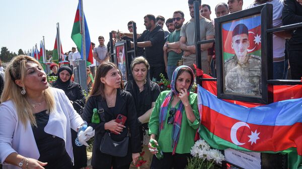 La gente acude al funeral de un hombre muerto en los combates en la frontera entre Azerbaiyán y Armenia  - Sputnik Mundo