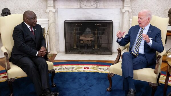 Reunión entre el presidente de Sudáfrica, Cyril Ramaphosa, y su homólogo estadounidense, Joe Biden - Sputnik Mundo