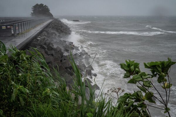 El fuerte tifón Nanmadol golpeó el suroeste de Japón el domingo 18 de septiembre. El paso del tifón está acompañado de fuertes vientos con ráfagas de hasta 45 m/s y fuertes lluvias.En la foto: una tormenta generada por el tifón Nanmadol en la prefectura de Kumamoto, en la isla de Kyushu. - Sputnik Mundo