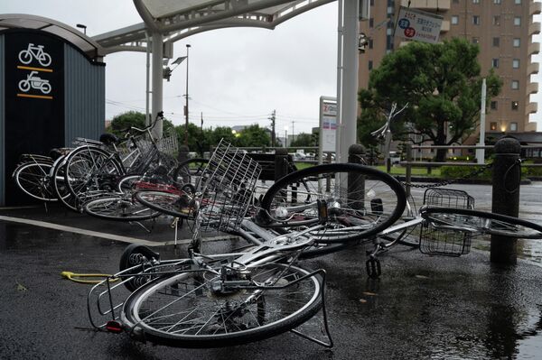 Un residente de la prefectura de Miyazaki fue una de las víctimas mortales del tifón, según los últimos informes: su cuerpo fue encontrado en un coche inundado en un campo. Más de 100 personas resultaron heridas en el sur de Japón.En la foto: bicicletas arrastradas por el viento en Izumi, prefectura de Kagoshima. - Sputnik Mundo