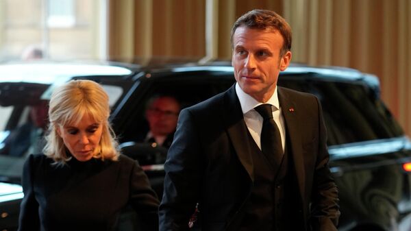 El presidente francés, Emmanuel Macron, y su esposa Brigitte en el funeral de la reina Isabel II - Sputnik Mundo