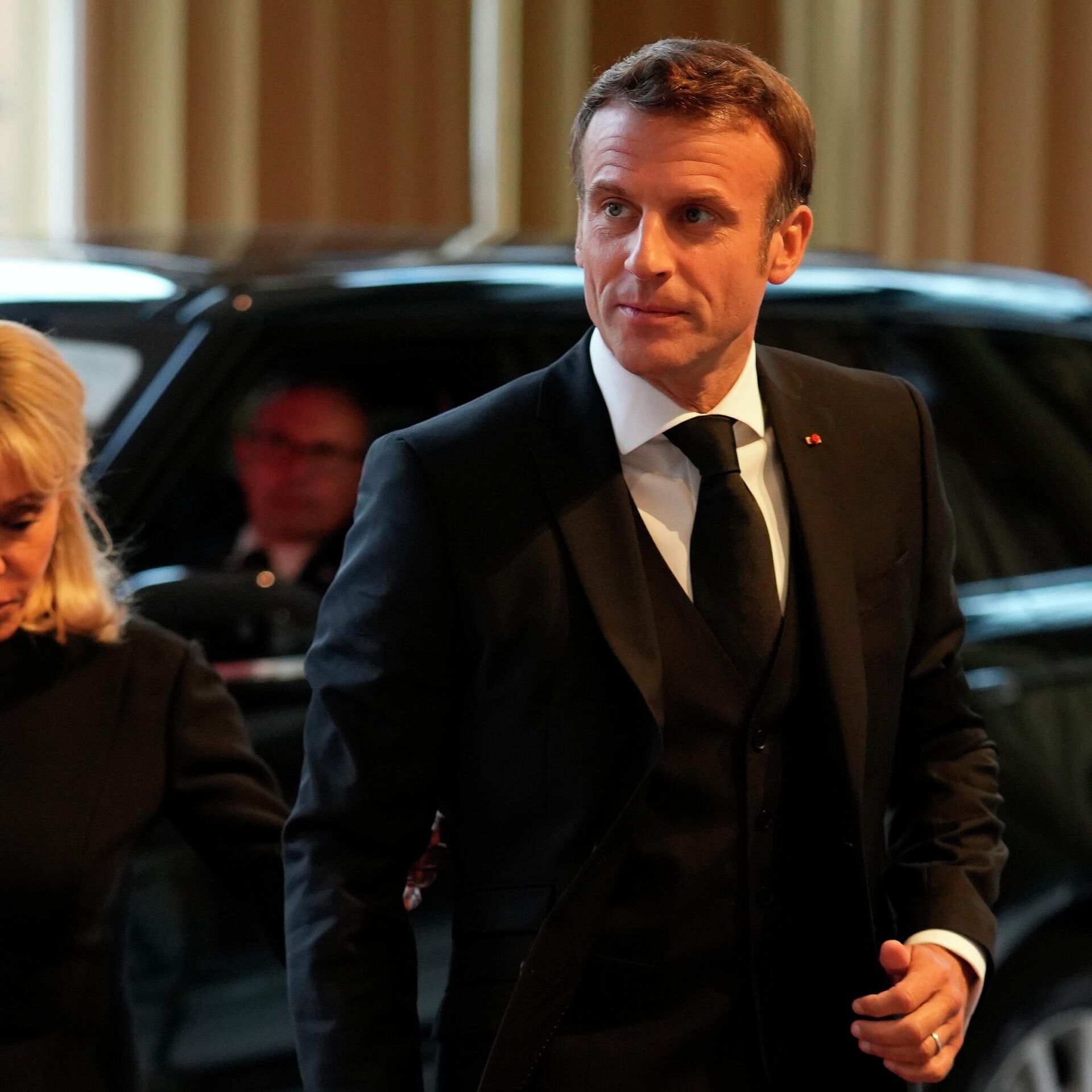 Las redes explotan por la llegada de Macron al funeral de Isabel II en  zapatillas | Video, foto , Sputnik Mundo