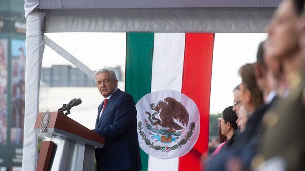 El presidente de México durante el desfile militar por la independencia. - Sputnik Mundo