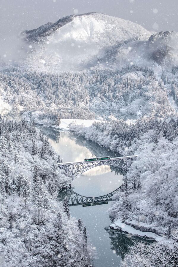 Foto Tadami Line in Winter (Línea Tadami en invierno) del fotógrafo japonés Takeshi Kameyama, ganador del premio al fotógrafo de naturaleza del año en la categoría de no profesionales de los International Photography Awards 2022. - Sputnik Mundo
