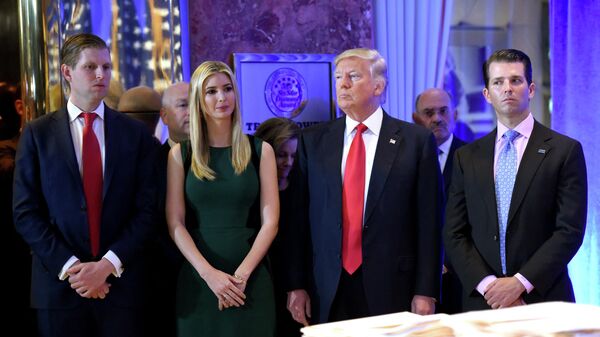 El expresidente electo de Estados Unidos, Donald Trump, junto a sus hijos Eric (izq.) Ivanka y Donald Jr. llegan a una rueda de prensa el 11 de enero de 2017 en la Torre Trump de Nueva York.   - Sputnik Mundo