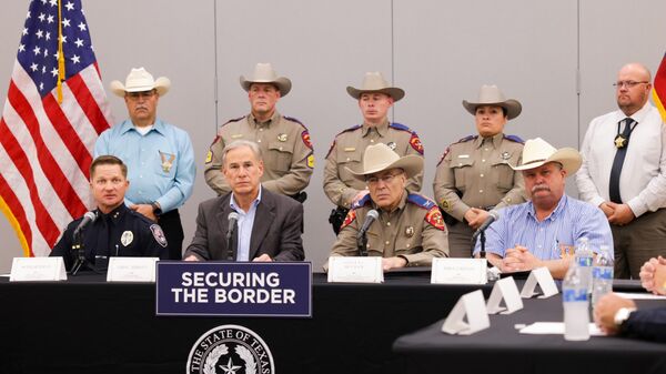 El gobernador de Texas, Greg Abbott, en conferencia de prensa anunciando su postura ante cárteles mexicanos. - Sputnik Mundo