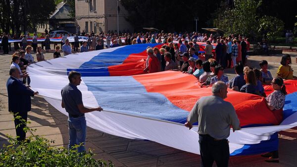 Ciudadanos de Lugansk con la bandera de Rusia - Sputnik Mundo