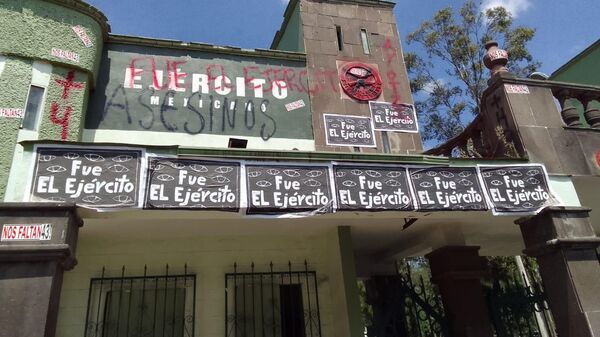Protesta de los familiares de los 43 normalistas de Ayotzinapa en el Campo Militar número 1 de México. - Sputnik Mundo
