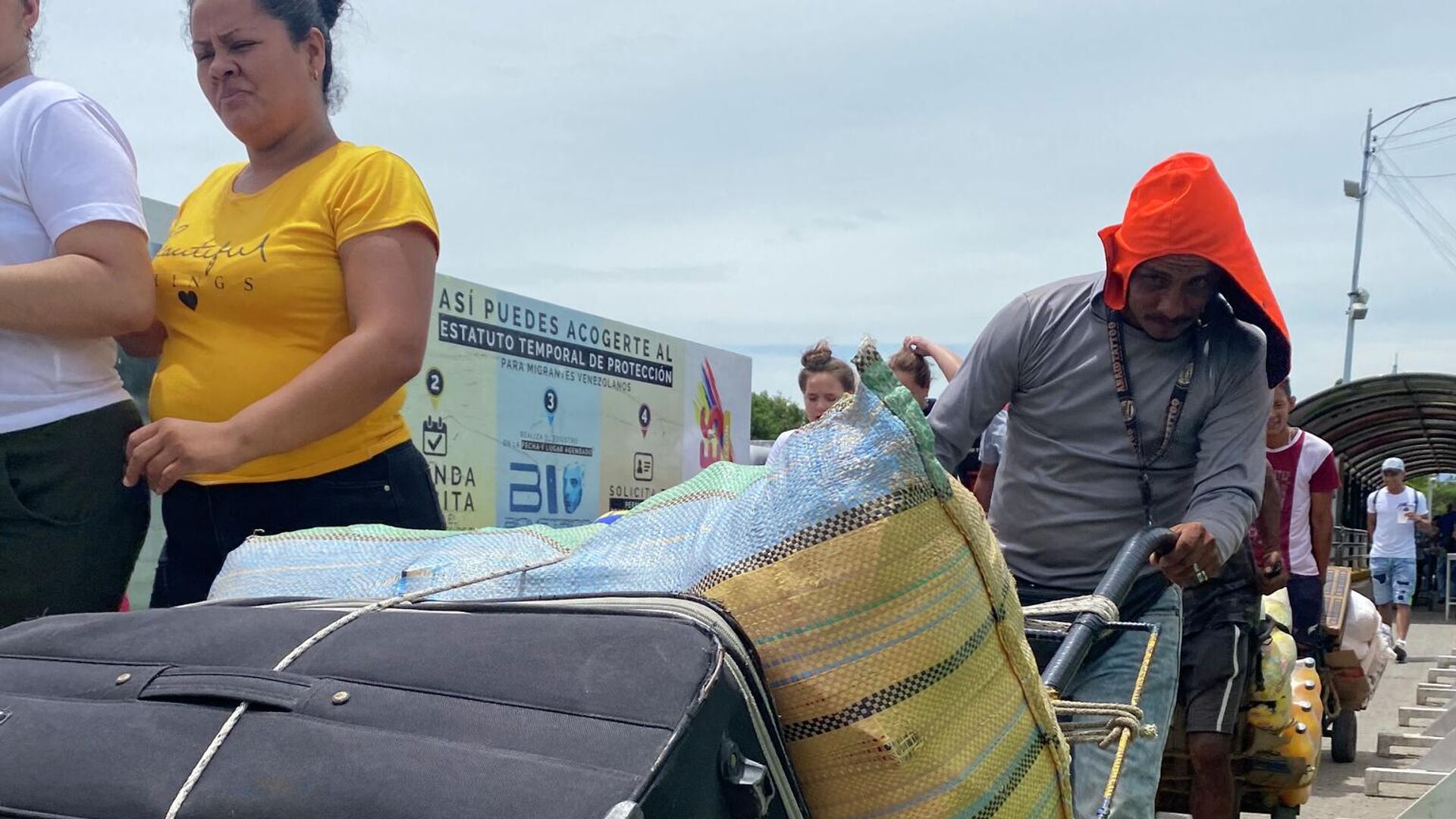 Los carreteros cobran entre uno y dos dólares y medio por pasar maletas y mercancías desde Colombia a Venezuela - Sputnik Mundo, 1920, 27.09.2023
