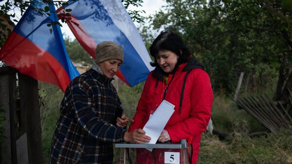 Durante un referendo sobre la adhesión a Rusia de las repúblicas populares de Donetsk y Lugansk y de las provincias de Zaporiyia y Jersón - Sputnik Mundo