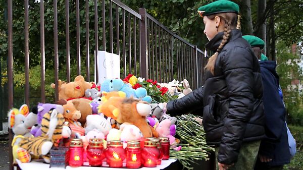 Ofrendas florales fuera de la escuela de Izhevsk - Sputnik Mundo
