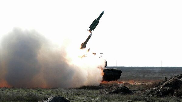 Un sistema de defensa antiaérea de la familia Buk realiza un lanzamiento de misil - Sputnik Mundo